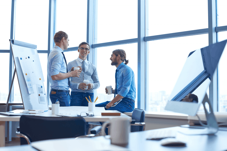 3 Personen genießen die Erfolge ihres 1:1 Job Coaching von QPFG