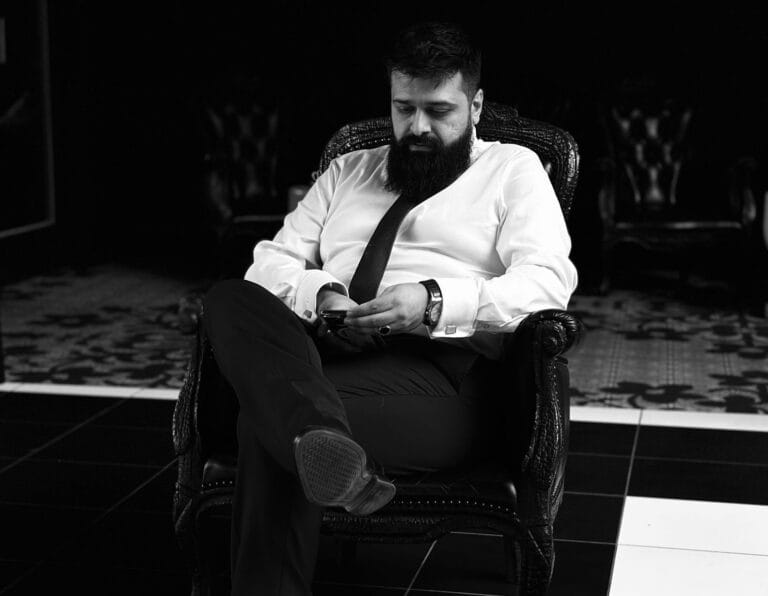 Reza Abdi sitztend auf einer Bühne im Rahmen eines Vortrags zu Consulting für Freelancer und kleine Unternehmen