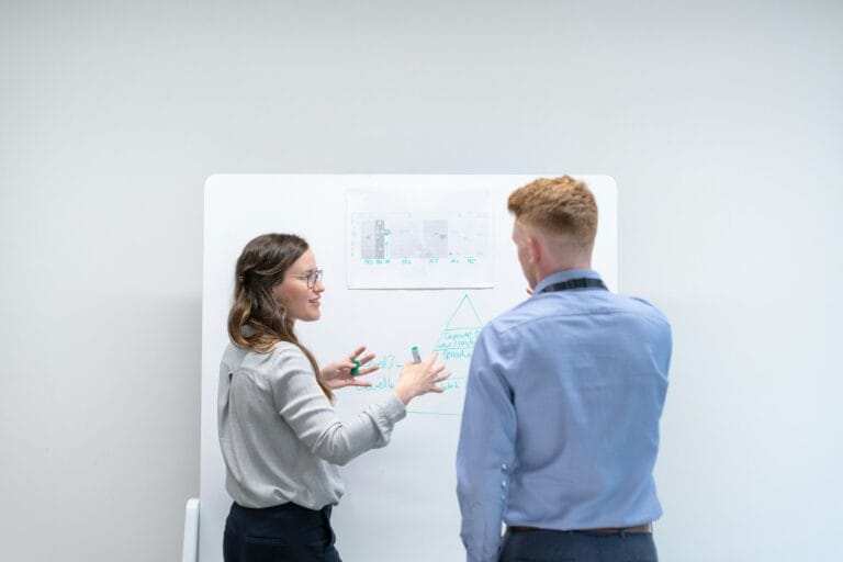 Zwei Mitarbeiter arbeiten an der Strategie für Information Security
