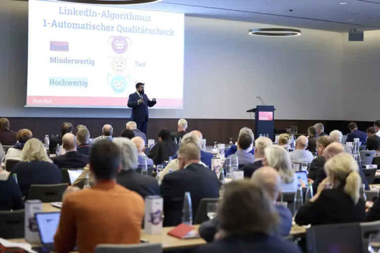 Reza Abdi erklärt in seiner Keynote den LinkedIn-Algorithmus