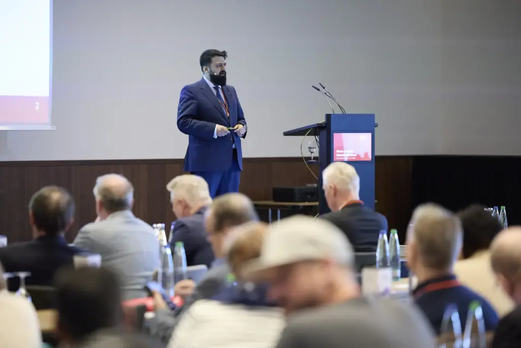 Reza Abdi hält eine Keynote vor Publikum auf einer Unternehmerkonferenz